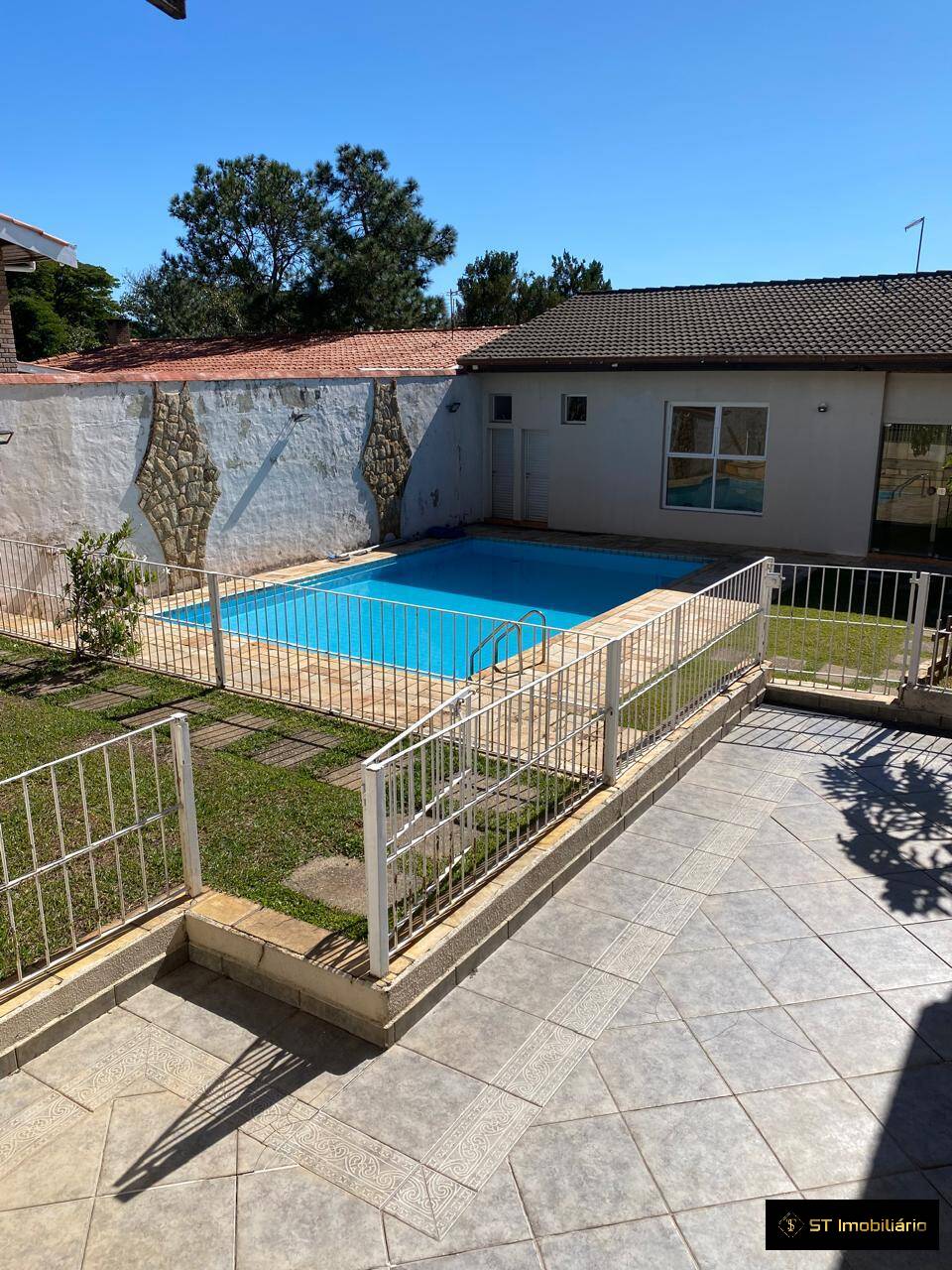 Casa para alugar com 3 quartos, 360m² - Foto 1